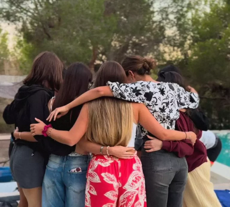 Abrazo grupal retiro