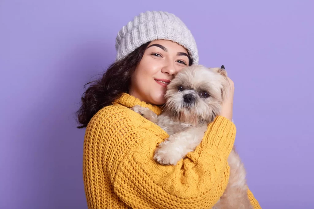 Chica junto a su mascota