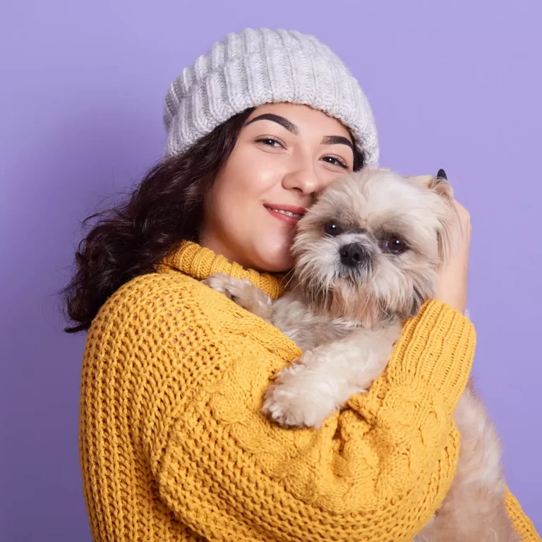 Chica junto a su mascota